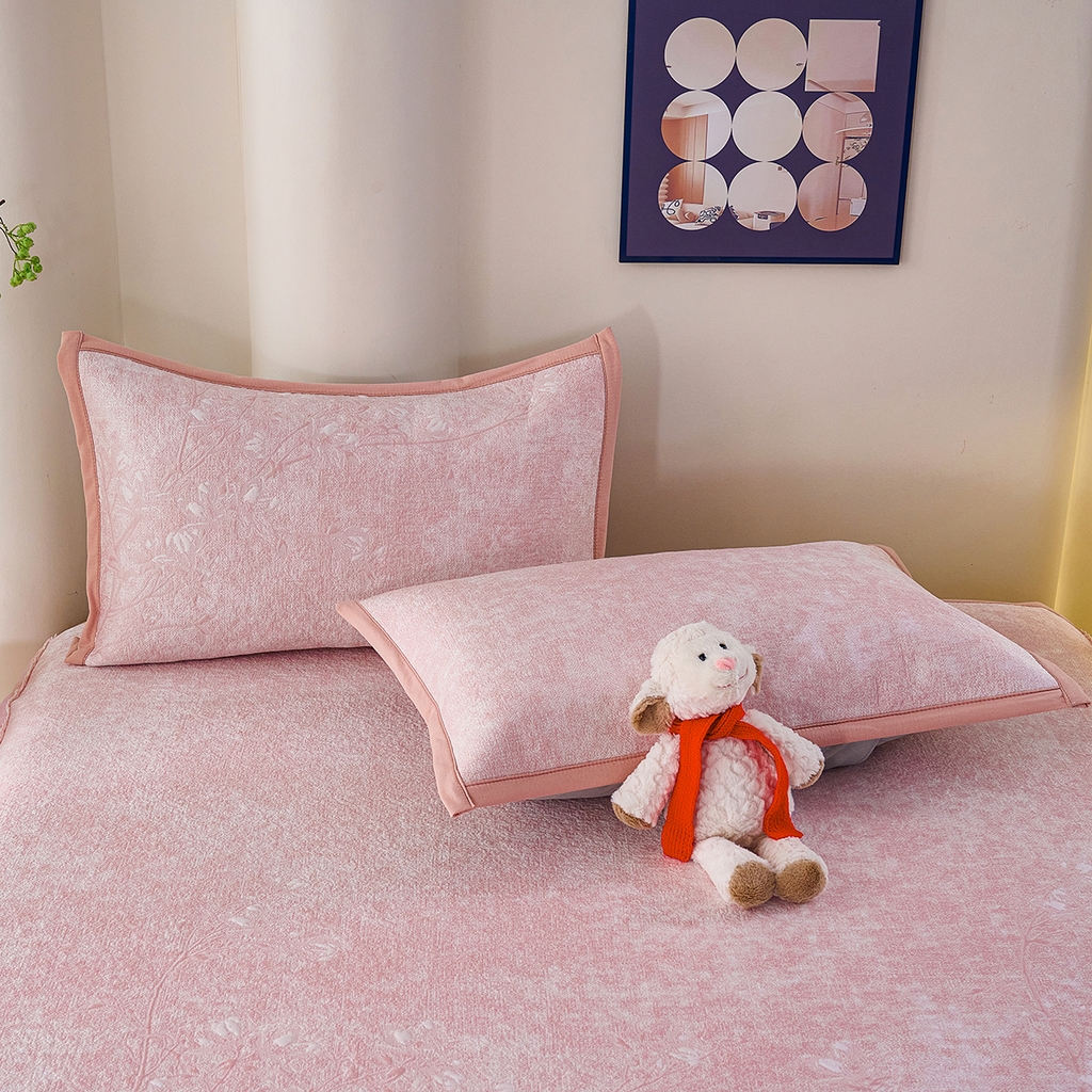 91家纺网 家纺一手货源 找家纺 莱家富 2026新款A类凉感豆豆席-床裙款 床裙款-喜上眉梢粉色