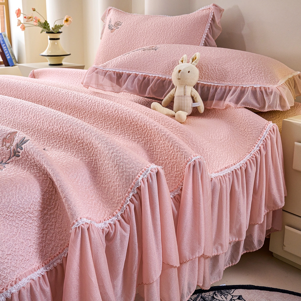 91家纺网 家纺一手货源 找家纺 莱家富 2026新款A类凉感豆豆席-床裙款 床裙款-清夏玫瑰粉色