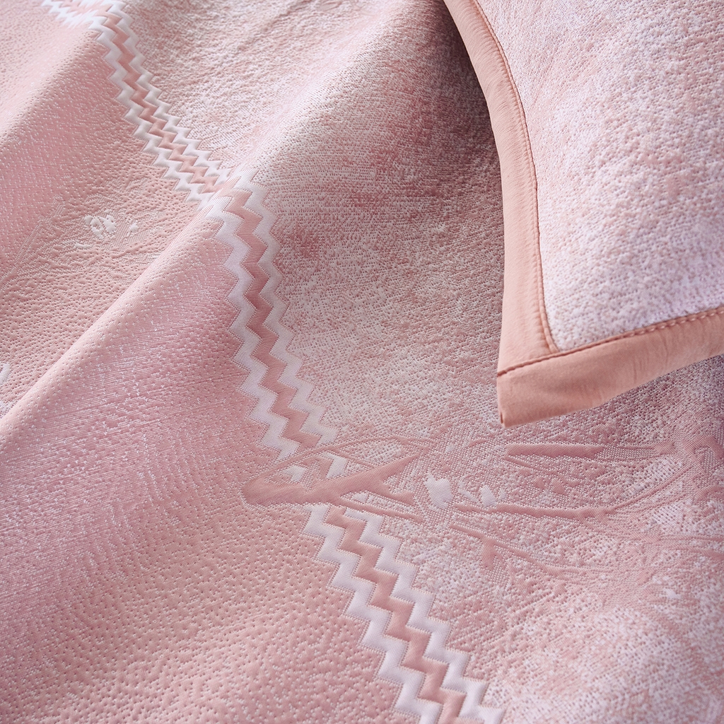 91家纺网 家纺一手货源 找家纺 莱家富 2026新款A类凉感豆豆席-床裙款 床裙款-喜上眉梢粉色