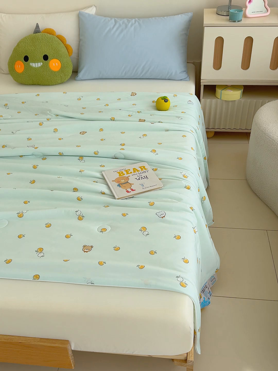 91家纺网 家纺一手货源 找家纺 芯恋家居 2026年新款小冰川凉感夏被冰皮凉感印花夏被凉感丝夏被（四周踩棉工艺） 橙果萌熊