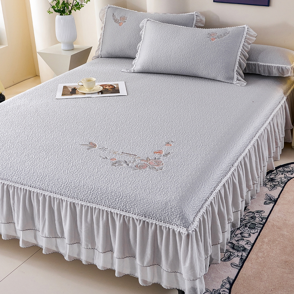 91家纺网 家纺一手货源 找家纺 莱家富 2026新款A类凉感豆豆席-床裙款 床裙款-清夏玫瑰灰色