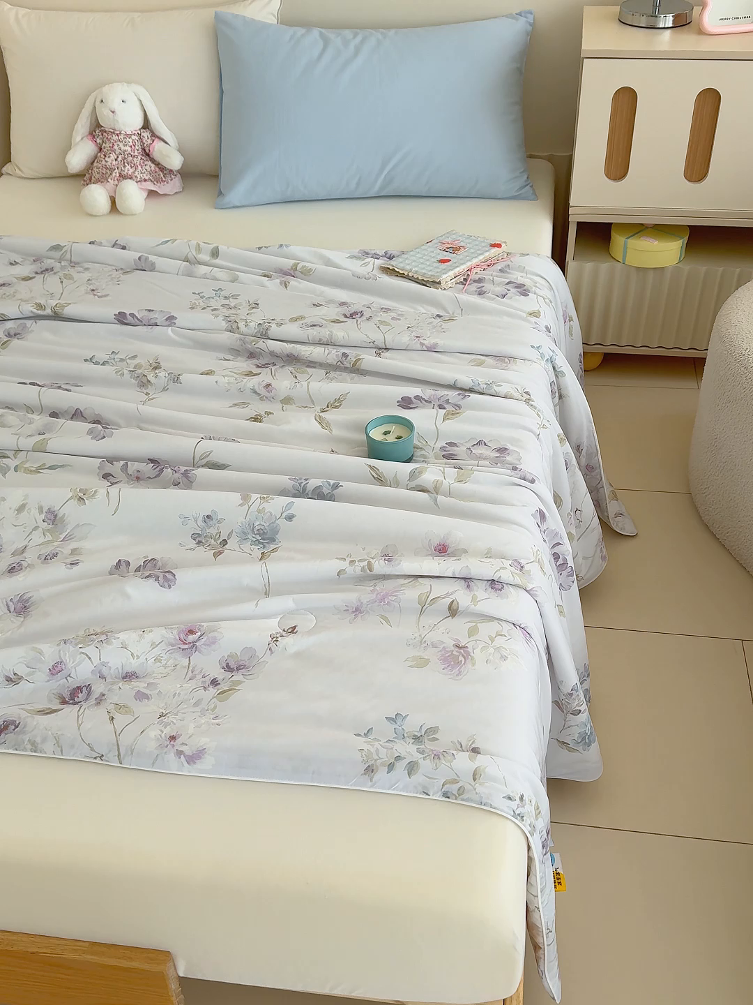 91家纺网 家纺一手货源 找家纺 芯恋家居 2026年新款小冰川凉感夏被冰皮凉感印花夏被凉感丝夏被（四周踩棉工艺） 风吟花蔓