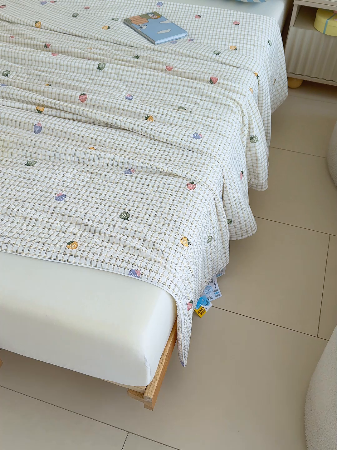 91家纺网 家纺一手货源 找家纺 芯恋家居 2026年新款小冰川凉感夏被冰皮凉感印花夏被凉感丝夏被（四周踩棉工艺） 格纹莓莓