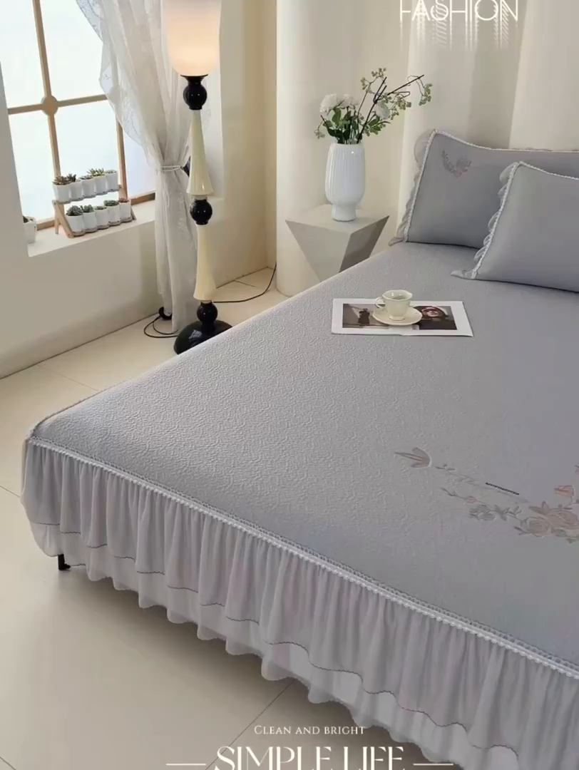 91家纺网 家纺一手货源 找家纺 莱家富 2026新款A类凉感豆豆席-床裙款 床裙款-清夏玫瑰灰色