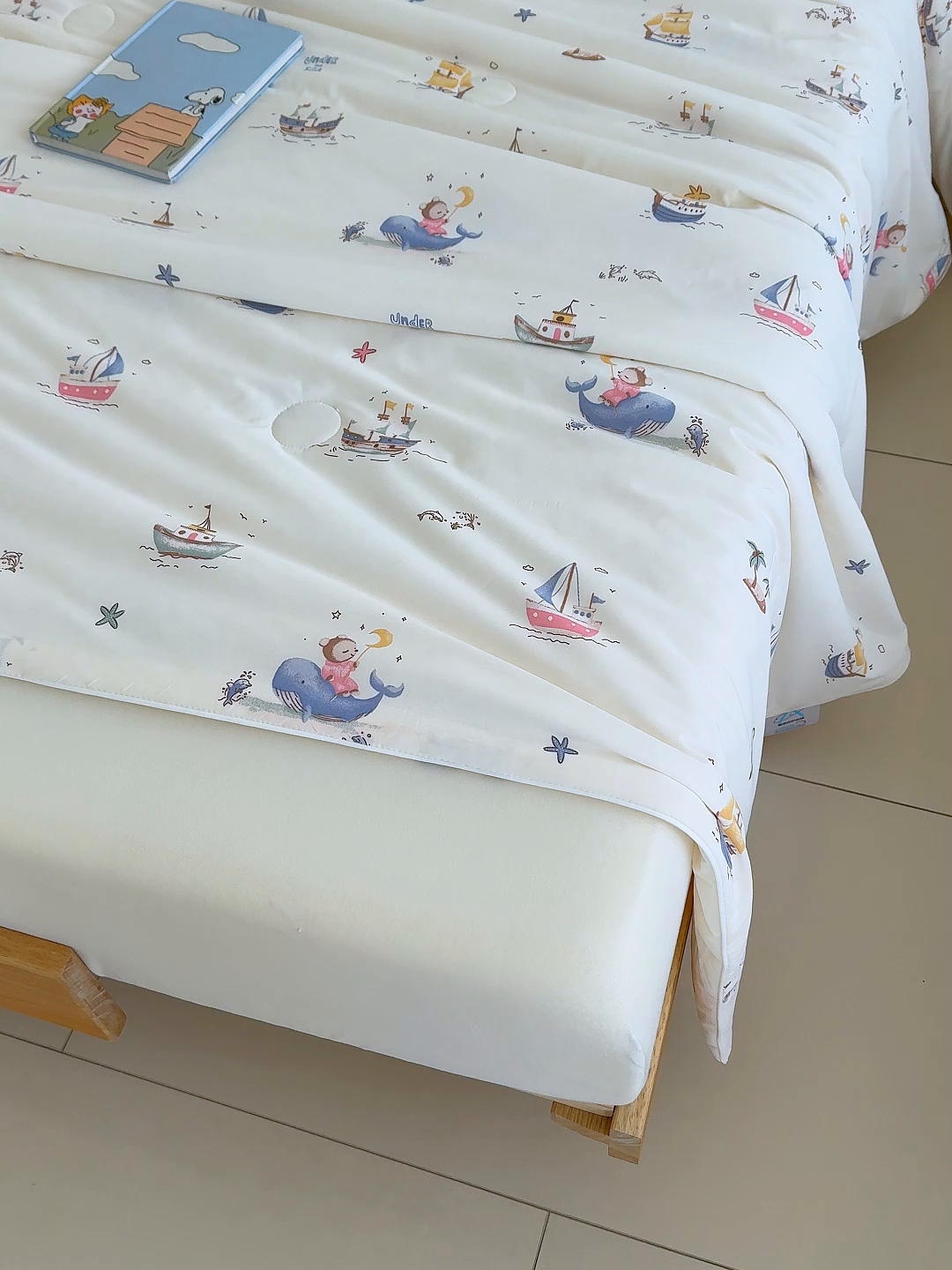 91家纺网 家纺一手货源 找家纺 芯恋家居 2026年新款小冰川凉感夏被冰皮凉感印花夏被凉感丝夏被（四周踩棉工艺） 鲸梦帆行