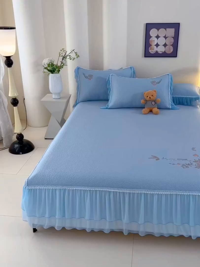 91家纺网 家纺一手货源 找家纺 莱家富 2026新款A类凉感豆豆席-床裙款 床裙款-清夏玫瑰蓝色