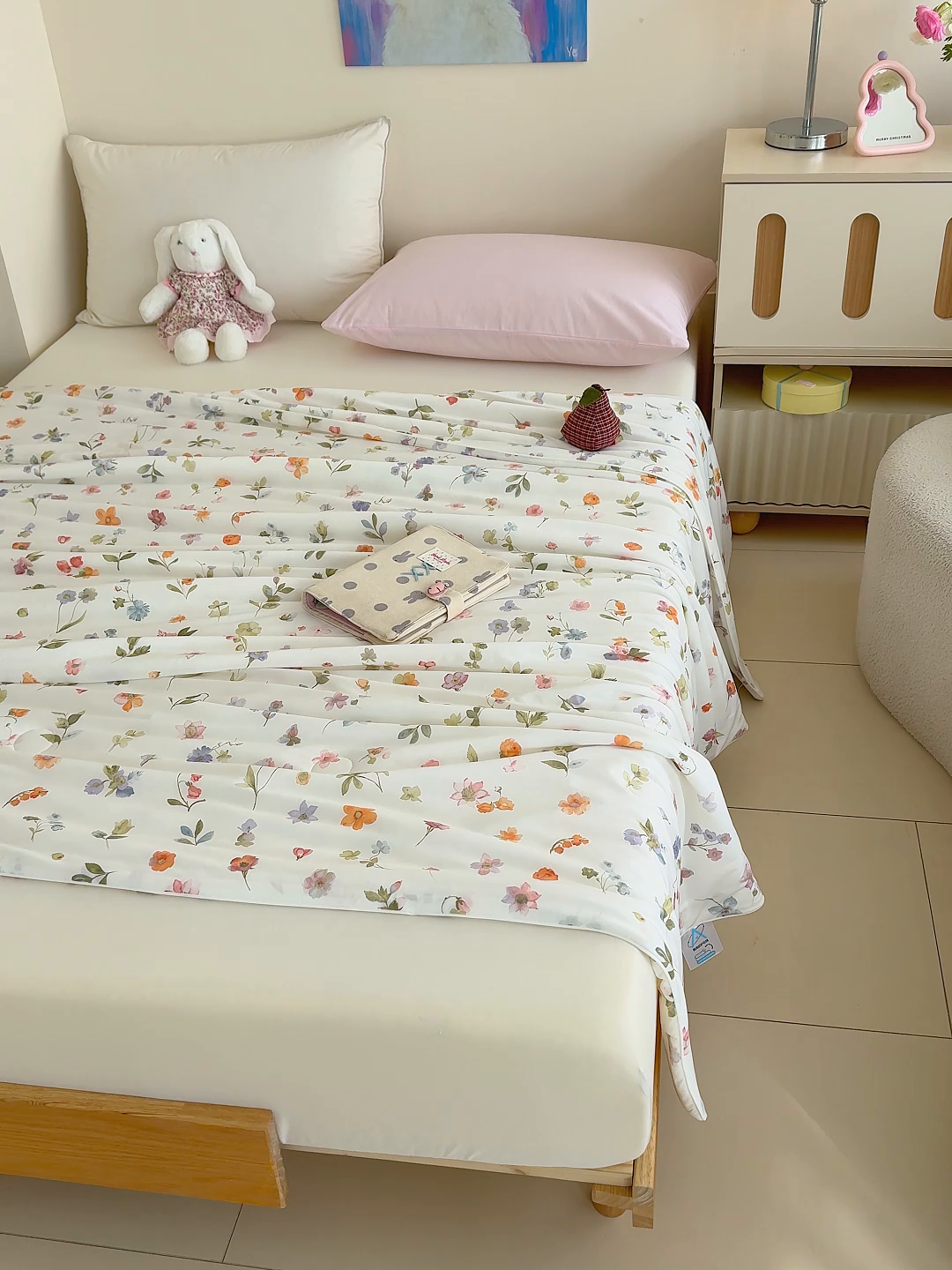 91家纺网 家纺一手货源 找家纺 芯恋家居 2026年新款小冰川凉感夏被冰皮凉感印花夏被凉感丝夏被（四周踩棉工艺） 梨落繁花