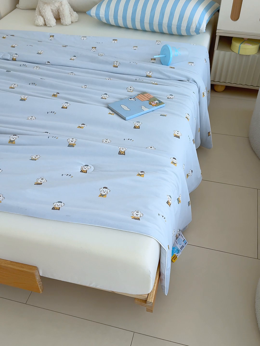 91家纺网 家纺一手货源 找家纺 芯恋家居 2026年新款小冰川凉感夏被冰皮凉感印花夏被凉感丝夏被（四周踩棉工艺） 萌趣小狗