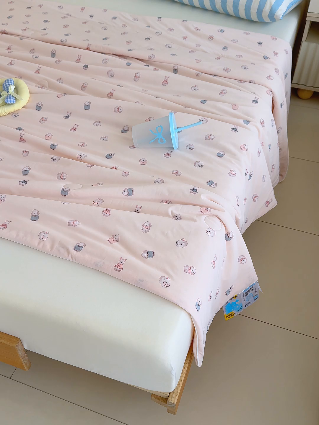 91家纺网 家纺一手货源 找家纺 芯恋家居 2026年新款小冰川凉感夏被冰皮凉感印花夏被凉感丝夏被（四周踩棉工艺） 奶兔乐园