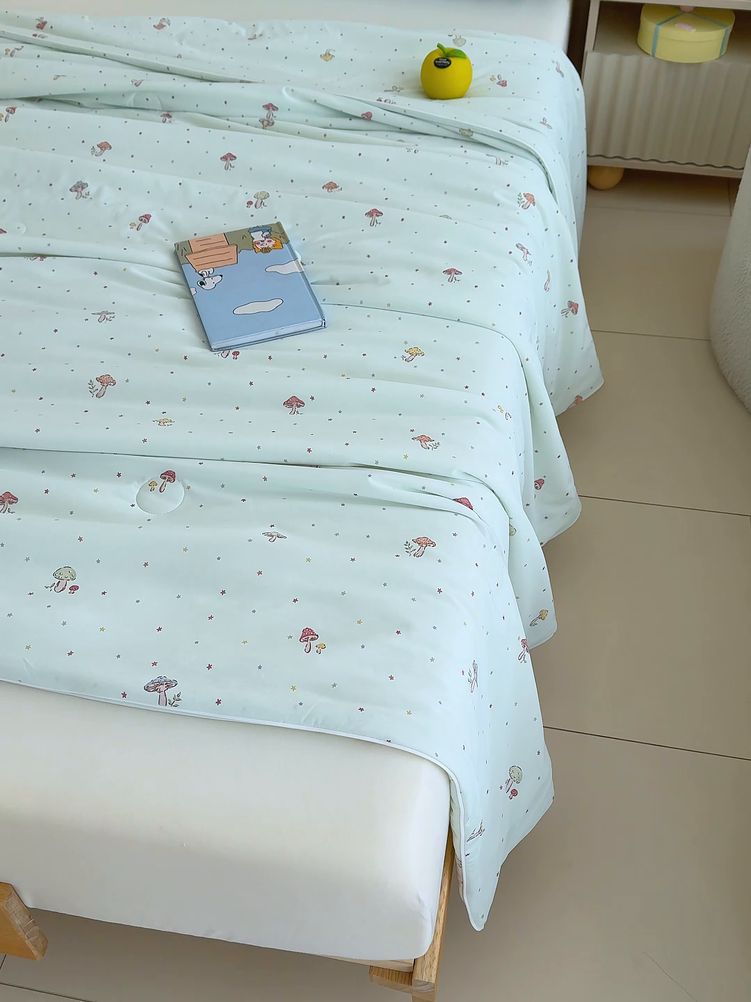 91家纺网 家纺一手货源 找家纺 芯恋家居 2026年新款小冰川凉感夏被冰皮凉感印花夏被凉感丝夏被（四周踩棉工艺） 轻野蘑菇