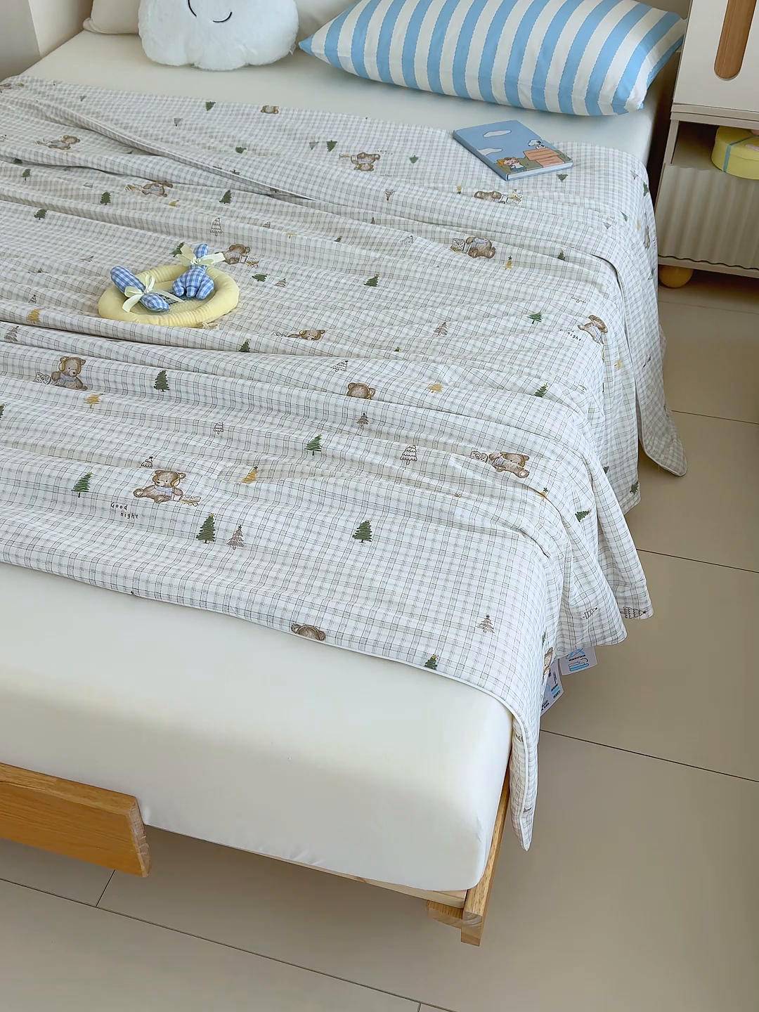 91家纺网 家纺一手货源 找家纺 芯恋家居 2026年新款小冰川凉感夏被冰皮凉感印花夏被凉感丝夏被（四周踩棉工艺） 森林小熊