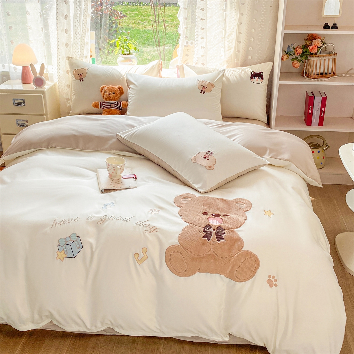 91家纺网 家纺一手货源 找家纺 优贝家纺 2026新款水洗真丝天丝专版贴布绣四件套 绅士小熊