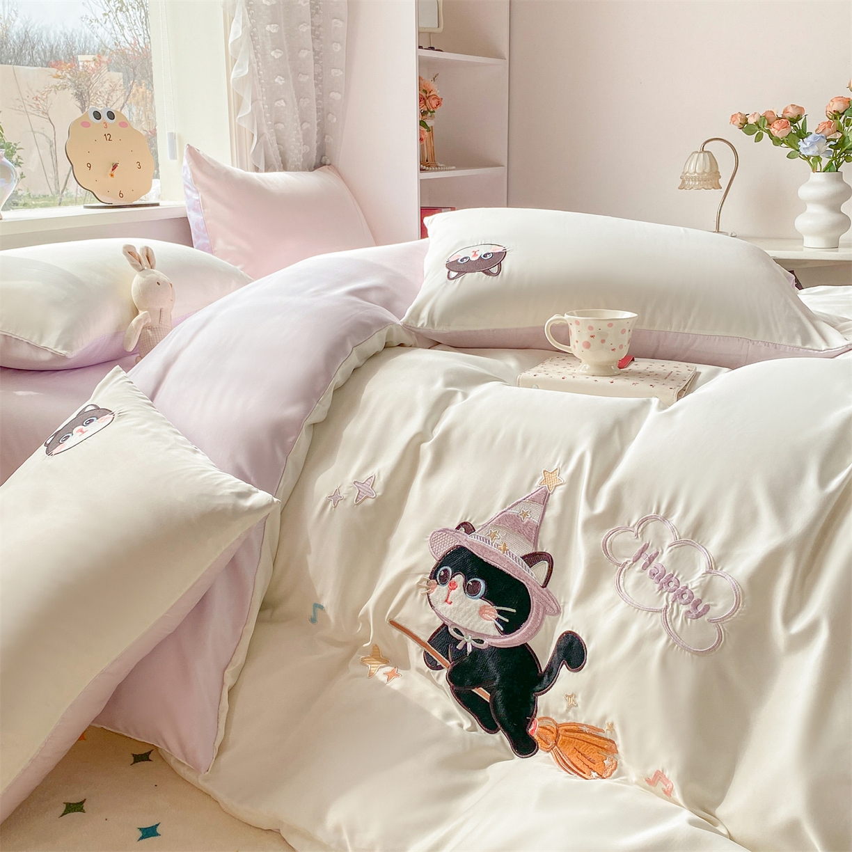 91家纺网 家纺一手货源 找家纺 优贝家纺 2026新款水洗真丝天丝专版贴布绣四件套 魔法猫