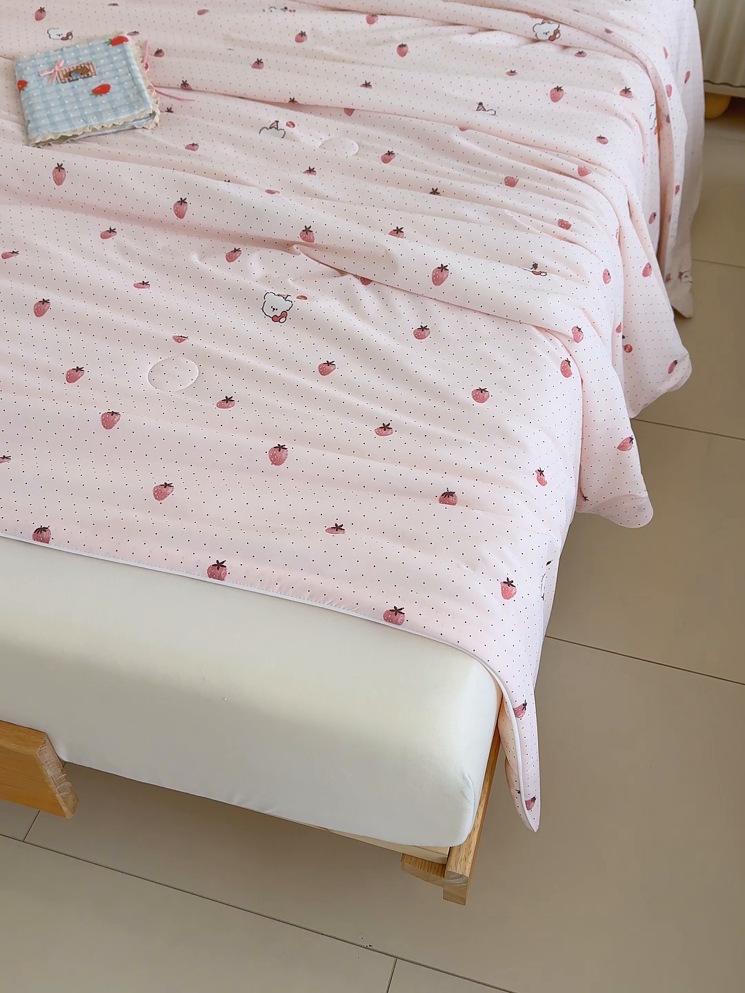 91家纺网 家纺一手货源 找家纺 芯恋家居 2026年新款小冰川凉感夏被冰皮凉感印花夏被凉感丝夏被（四周踩棉工艺） 甜莓星点