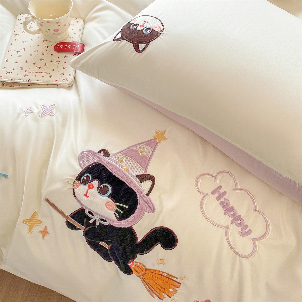 91家纺网 家纺一手货源 找家纺 优贝家纺 2026新款水洗真丝天丝专版贴布绣四件套 魔法猫