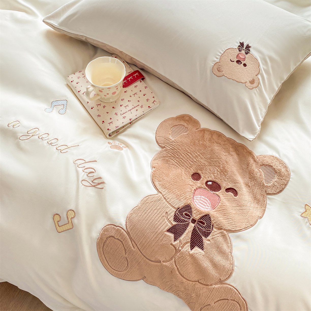 91家纺网 家纺一手货源 找家纺 优贝家纺 2026新款水洗真丝天丝专版贴布绣四件套 绅士小熊