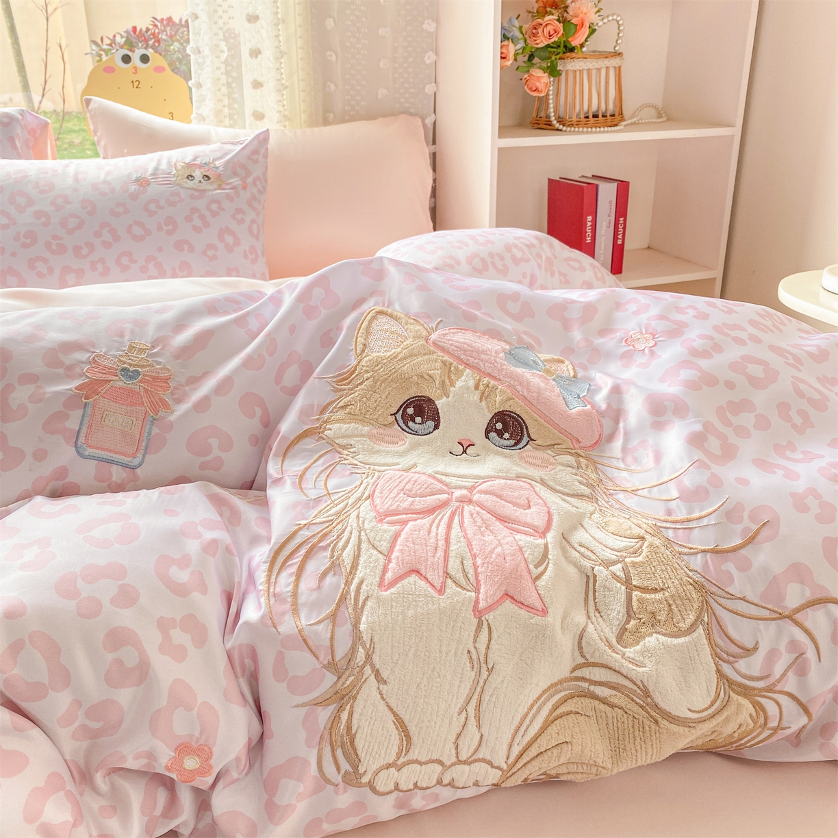 91家纺网 家纺一手货源 找家纺 优贝家纺 2026新款水洗真丝天丝专版贴布绣四件套 粉色布偶猫