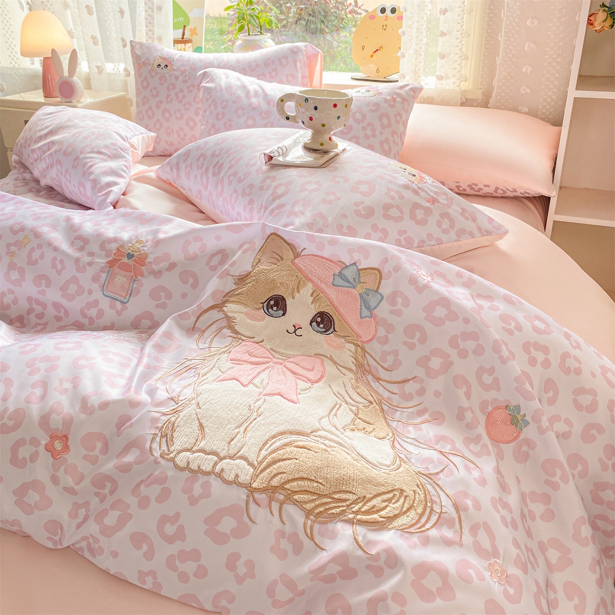 91家纺网 家纺一手货源 找家纺 优贝家纺 2026新款水洗真丝天丝专版贴布绣四件套 粉色布偶猫