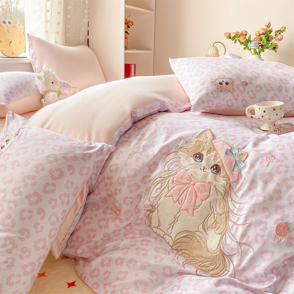 91家纺网 家纺一手货源 找家纺 优贝家纺 2026新款水洗真丝天丝专版贴布绣四件套 粉色布偶猫