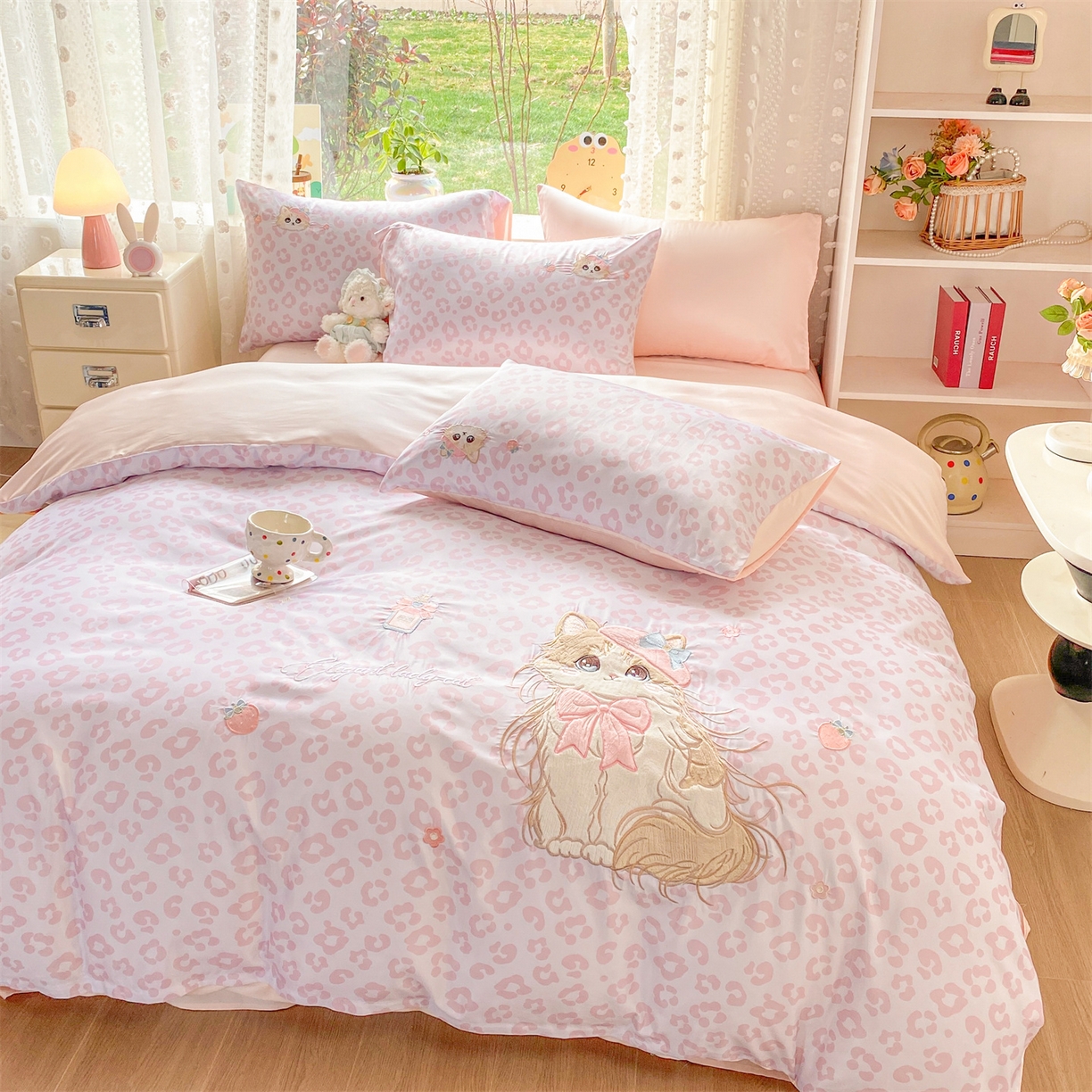 91家纺网 家纺一手货源 找家纺 优贝家纺 2026新款水洗真丝天丝专版贴布绣四件套 粉色布偶猫