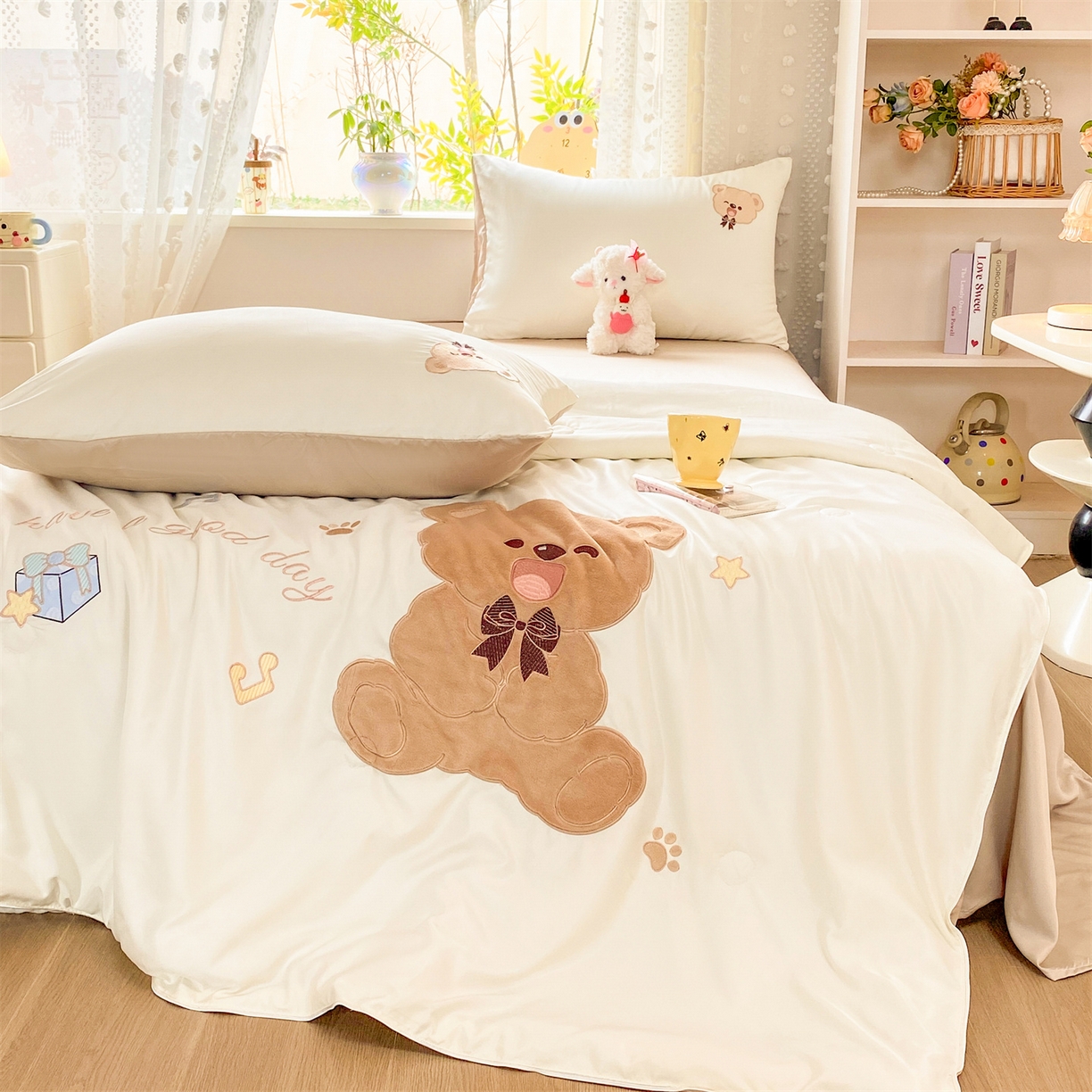 91家纺网 家纺一手货源 找家纺 绒棉世家 2026新款水洗天丝冰天丝专版贴布绣夏被四件套系列 绅士小熊