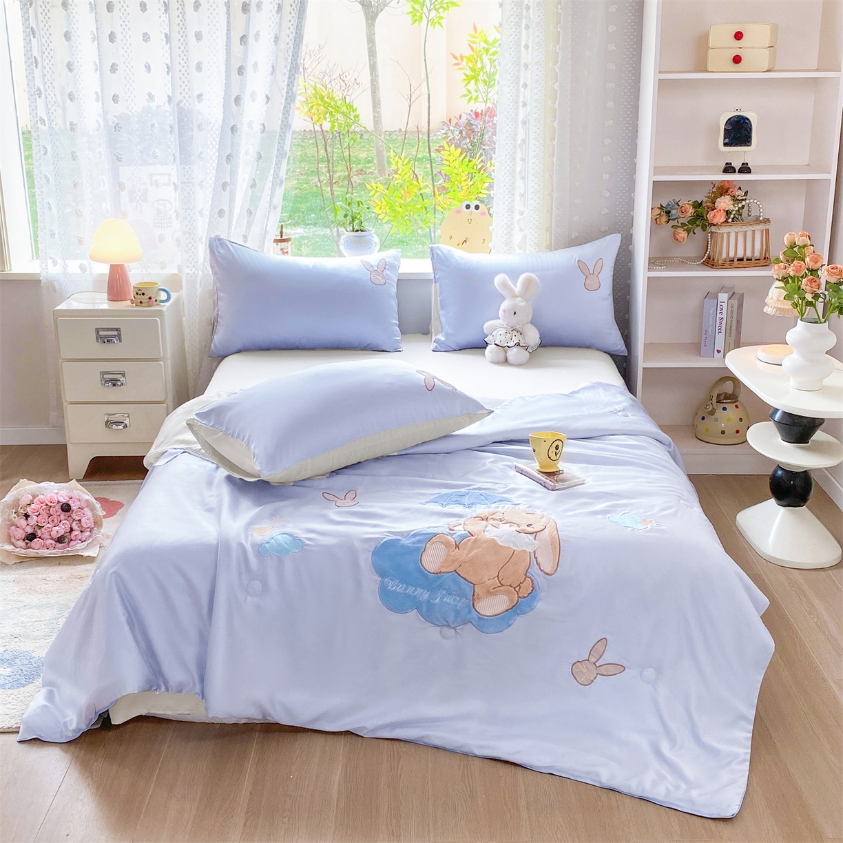 91家纺网 家纺一手货源 找家纺 绒棉世家 2026新款水洗天丝冰天丝专版贴布绣夏被四件套系列 奶蓝兔仔