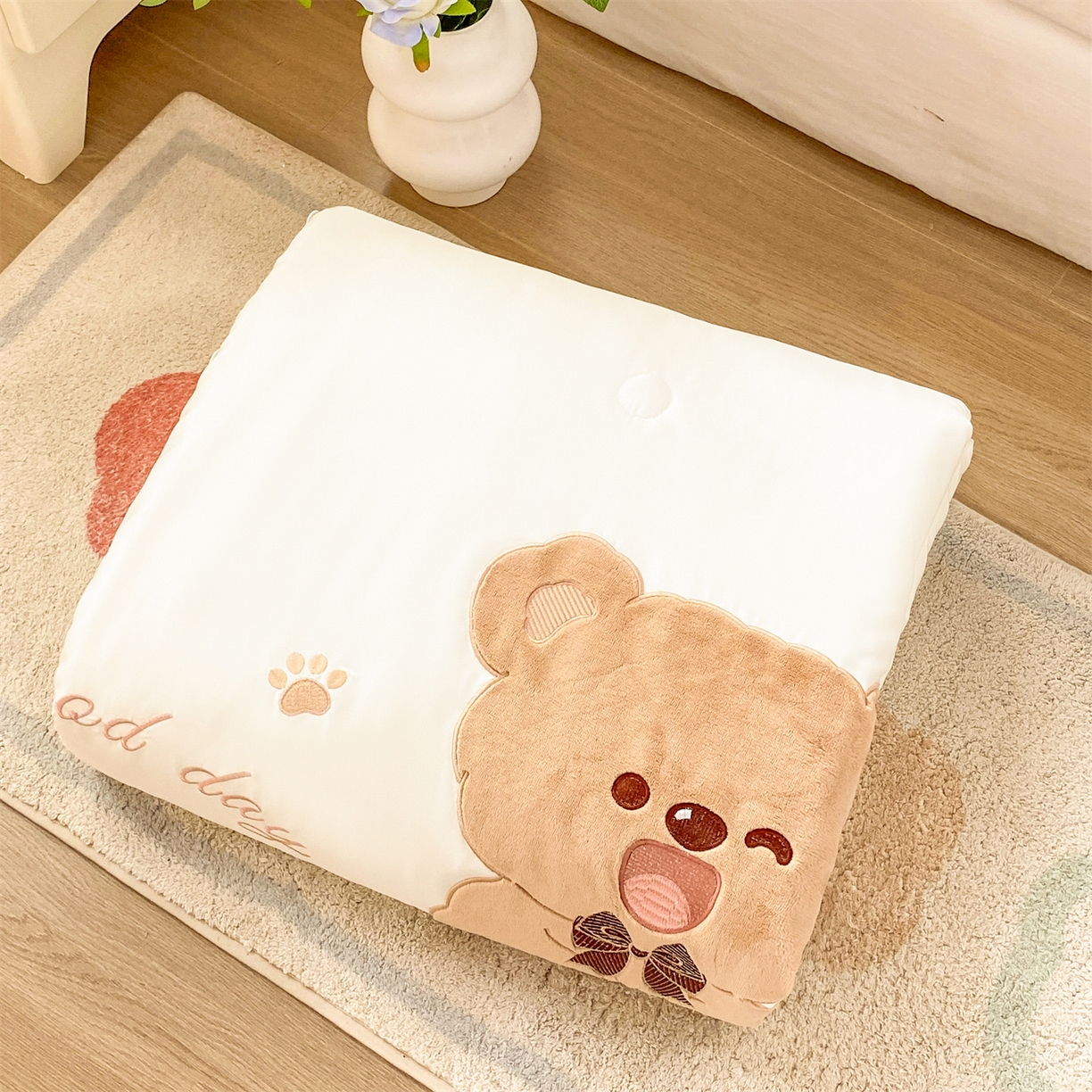 91家纺网 家纺一手货源 找家纺 绒棉世家 2026新款水洗天丝冰天丝专版贴布绣夏被四件套系列 绅士小熊