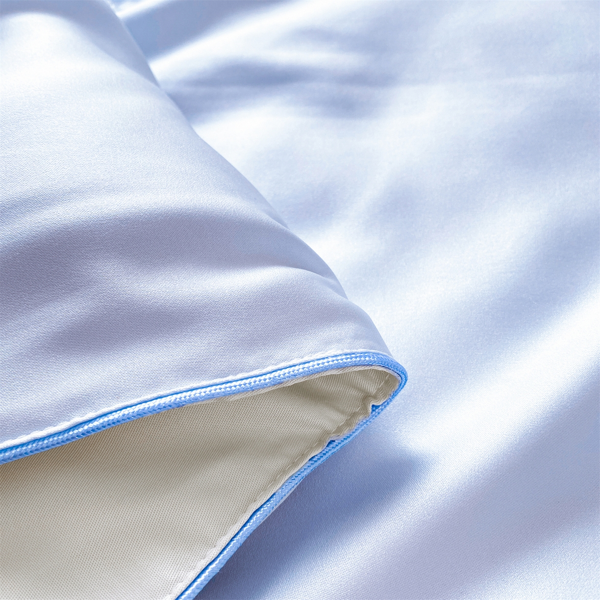 91家纺网 家纺一手货源 找家纺 绒棉世家 2026新款水洗天丝冰天丝专版贴布绣夏被四件套系列 奶蓝兔仔