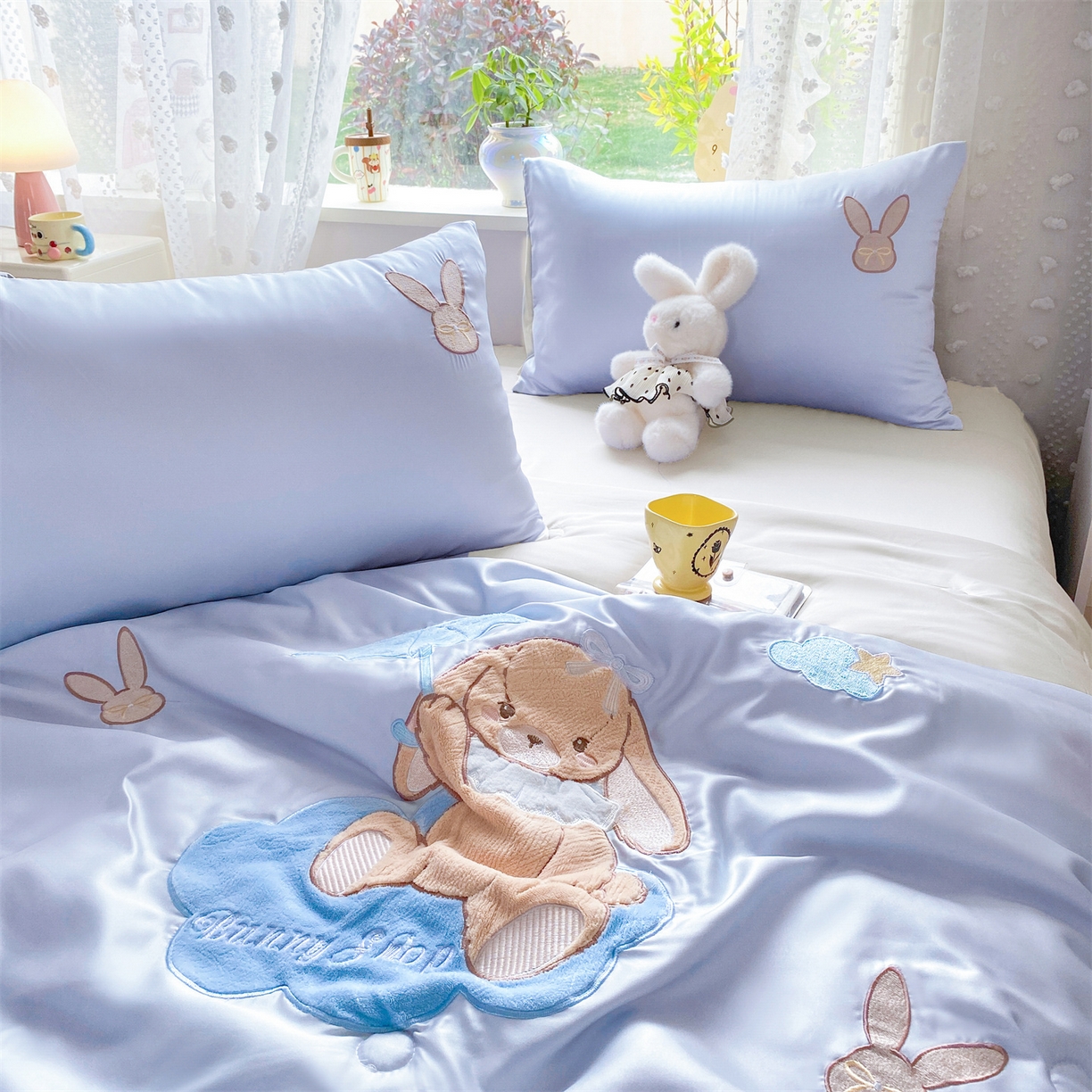91家纺网 家纺一手货源 找家纺 绒棉世家 2026新款水洗天丝冰天丝专版贴布绣夏被四件套系列 奶蓝兔仔