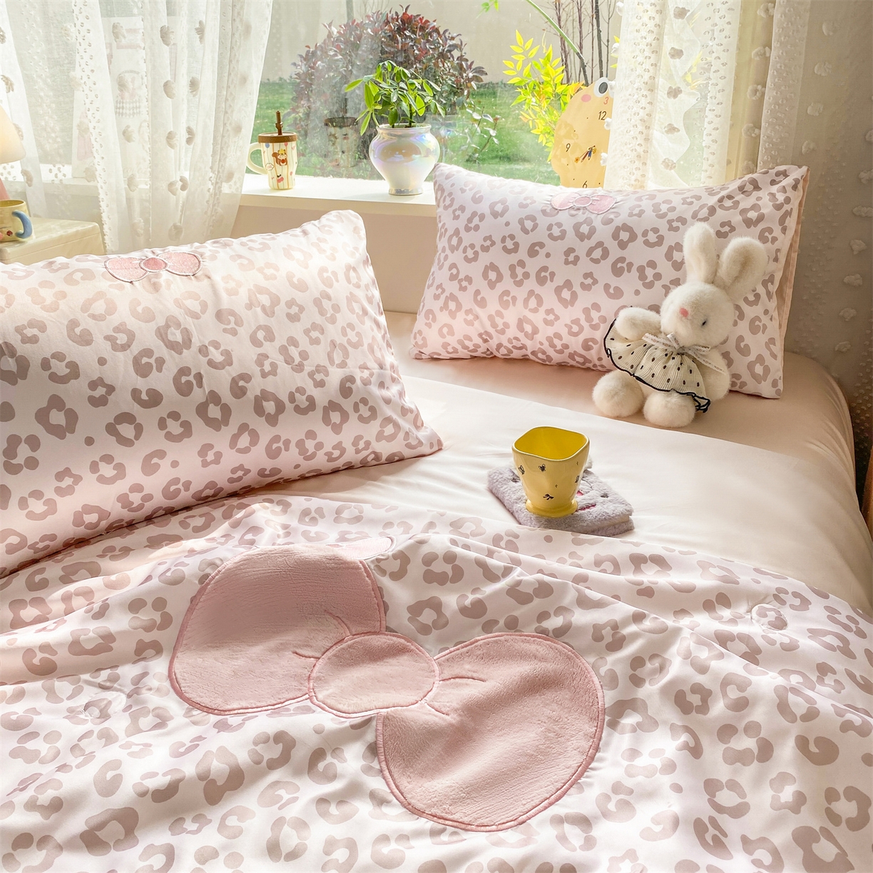 91家纺网 家纺一手货源 找家纺 绒棉世家 2026新款水洗天丝冰天丝专版贴布绣夏被四件套系列 蝴蝶结