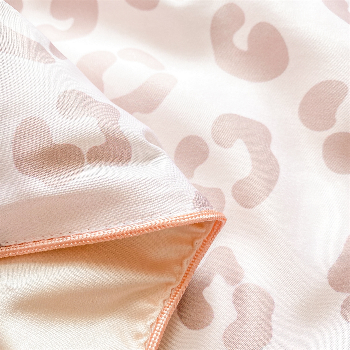 91家纺网 家纺一手货源 找家纺 绒棉世家 2026新款水洗天丝冰天丝专版贴布绣夏被四件套系列 蝴蝶结