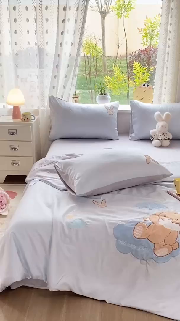 91家纺网 家纺一手货源 找家纺 绒棉世家 2026新款水洗天丝冰天丝专版贴布绣夏被四件套系列 奶蓝兔仔