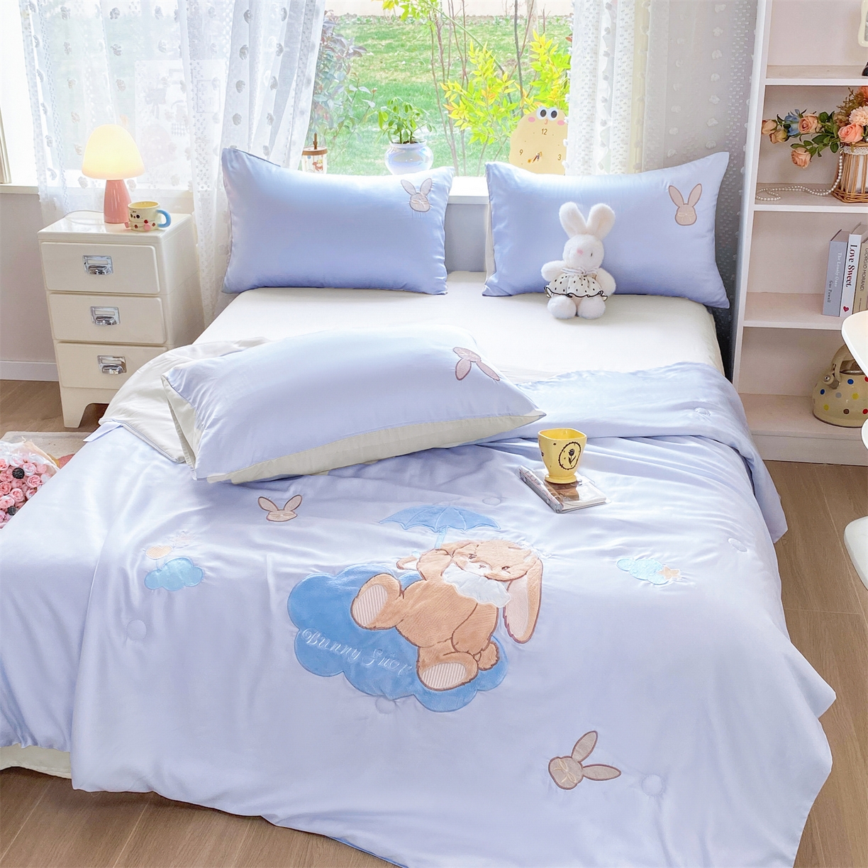 91家纺网 家纺一手货源 找家纺 绒棉世家 2026新款水洗天丝冰天丝专版贴布绣夏被四件套系列 奶蓝兔仔