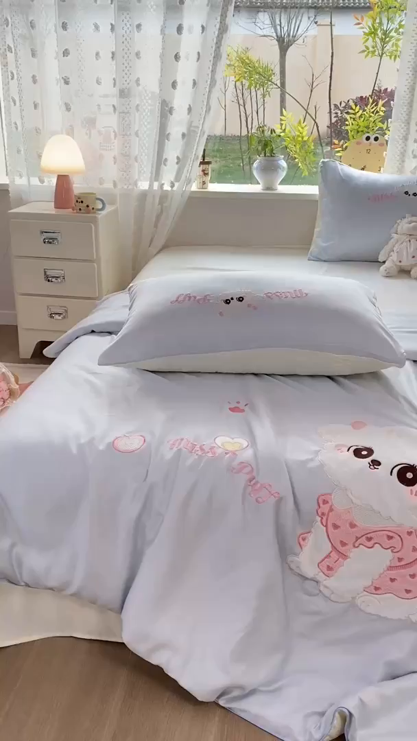 91家纺网 家纺一手货源 找家纺 绒棉世家 2026新款水洗天丝冰天丝专版贴布绣夏被四件套系列 泡芙奶狗