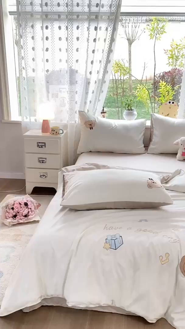 91家纺网 家纺一手货源 找家纺 绒棉世家 2026新款水洗天丝冰天丝专版贴布绣夏被四件套系列 绅士小熊