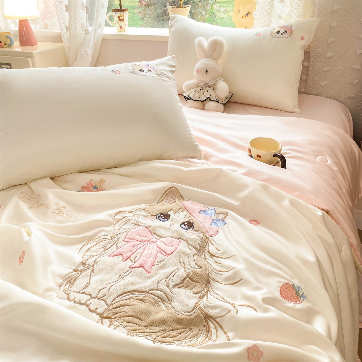91家纺网 家纺一手货源 找家纺 绒棉世家 2026新款水洗天丝冰天丝专版贴布绣夏被四件套系列 白色布偶猫