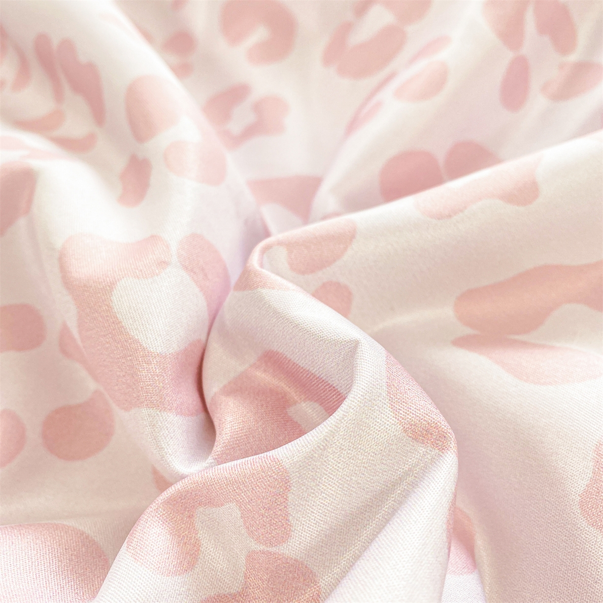 91家纺网 家纺一手货源 找家纺 绒棉世家 2026新款水洗天丝冰天丝专版贴布绣夏被四件套系列 粉色布偶猫