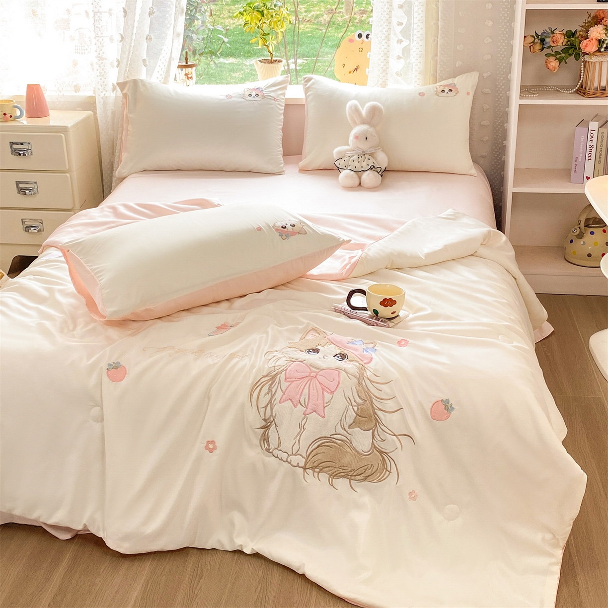 91家纺网 家纺一手货源 找家纺 绒棉世家 2026新款水洗天丝冰天丝专版贴布绣夏被四件套系列 白色布偶猫