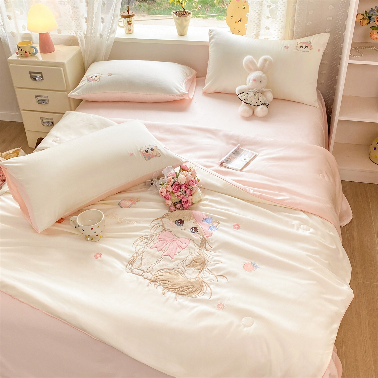 91家纺网 家纺一手货源 找家纺 绒棉世家 2026新款水洗天丝冰天丝专版贴布绣夏被四件套系列 白色布偶猫