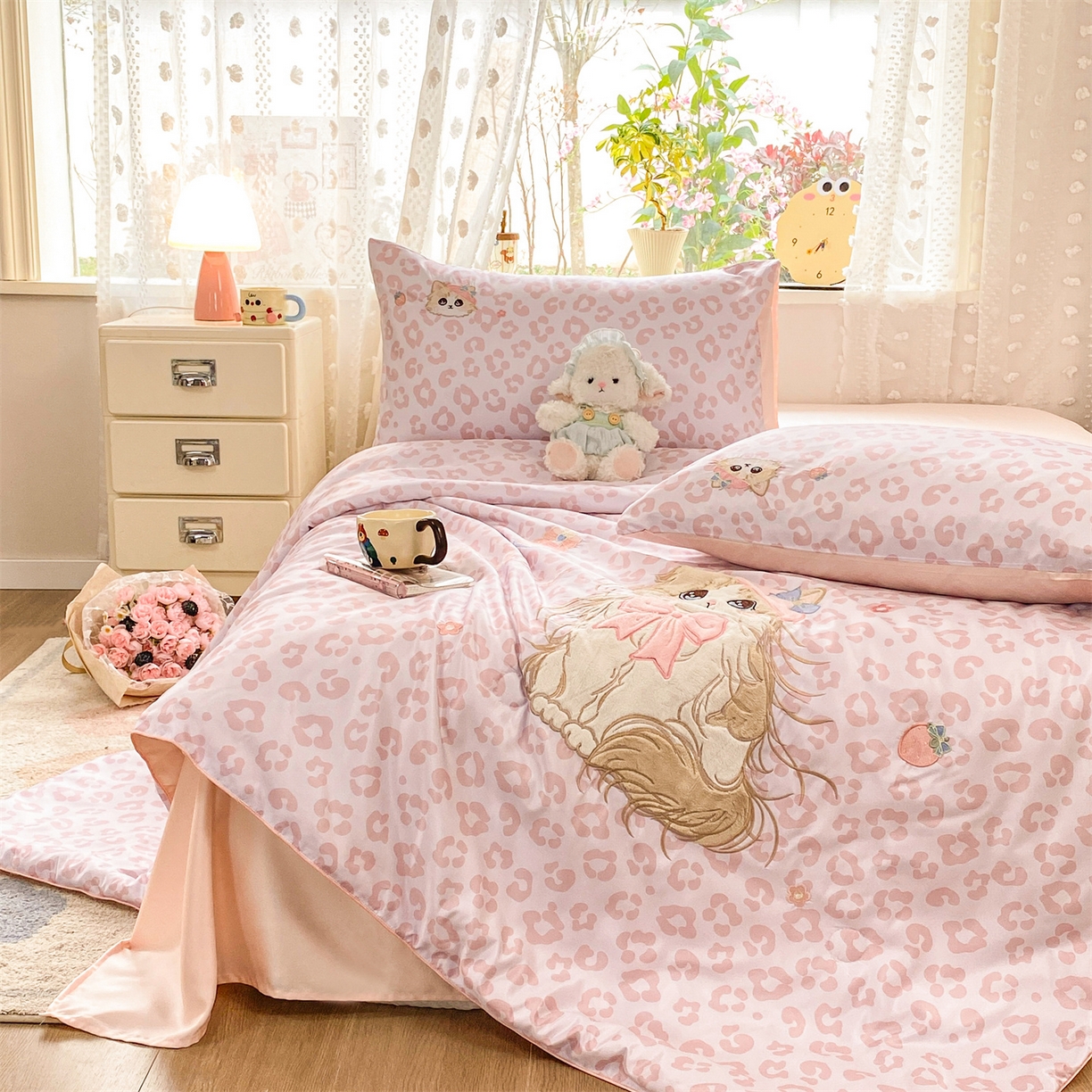 91家纺网 家纺一手货源 找家纺 绒棉世家 2026新款水洗天丝冰天丝专版贴布绣夏被四件套系列 粉色布偶猫