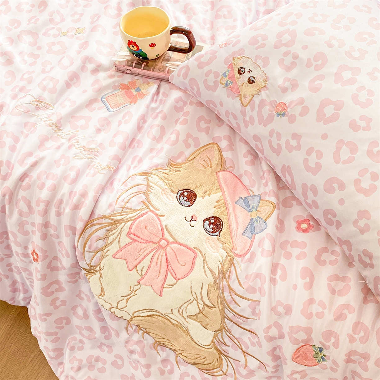 91家纺网 家纺一手货源 找家纺 绒棉世家 2026新款水洗天丝冰天丝专版贴布绣夏被四件套系列 粉色布偶猫