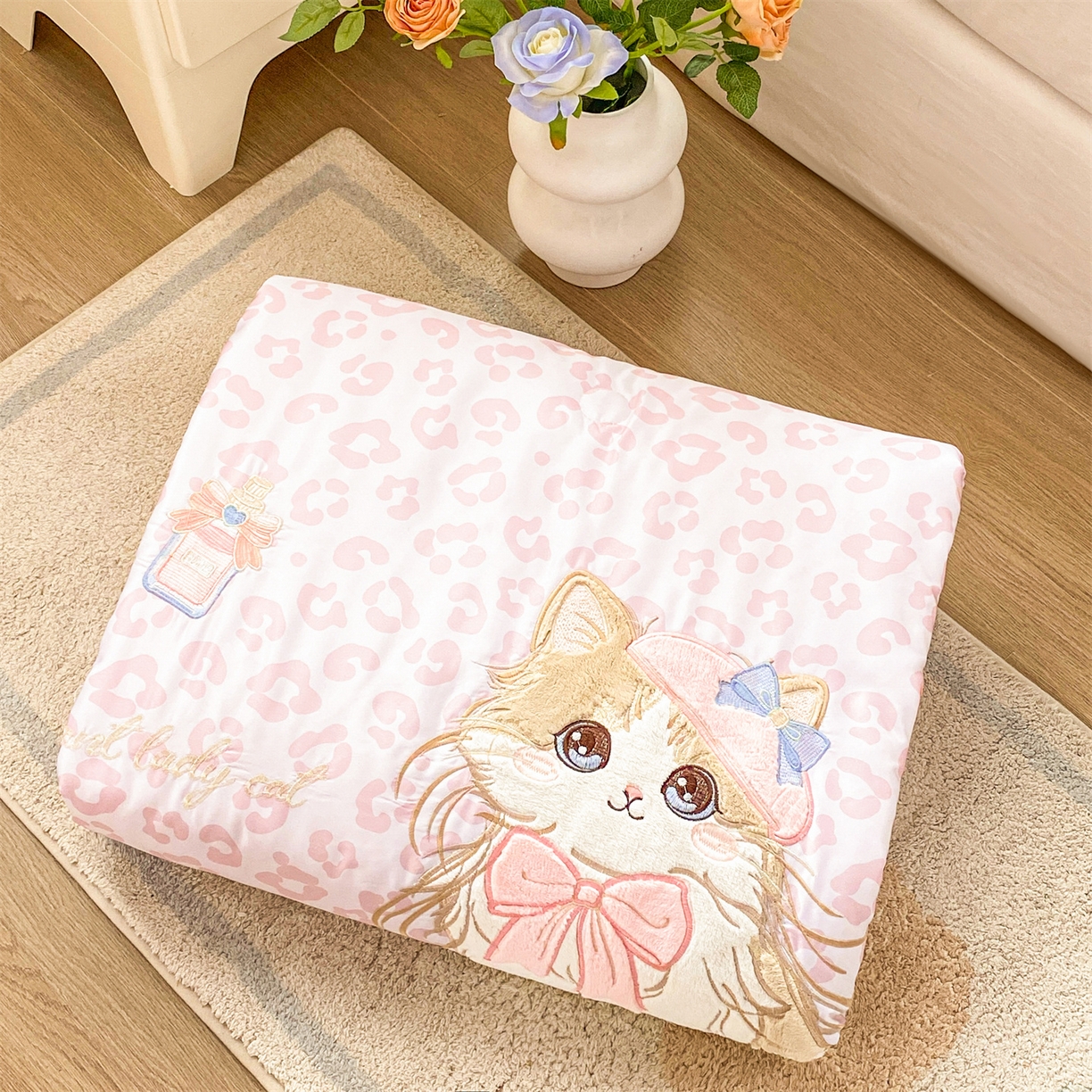 91家纺网 家纺一手货源 找家纺 绒棉世家 2026新款水洗天丝冰天丝专版贴布绣夏被四件套系列 粉色布偶猫