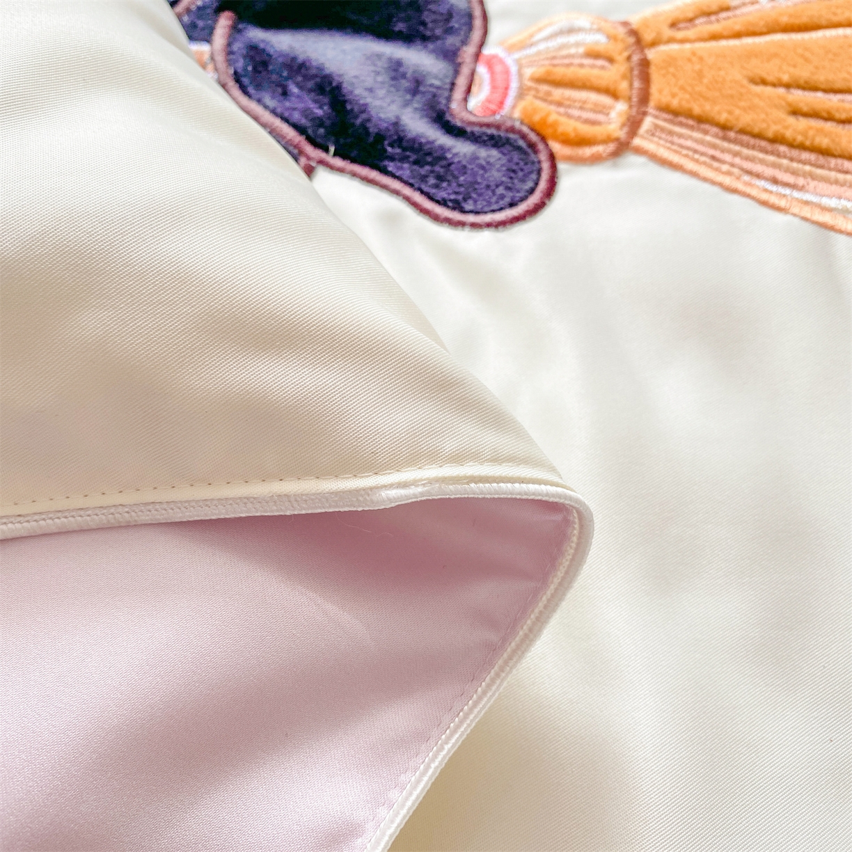 91家纺网 家纺一手货源 找家纺 绒棉世家 2026新款水洗天丝冰天丝专版贴布绣夏被四件套系列 魔法猫