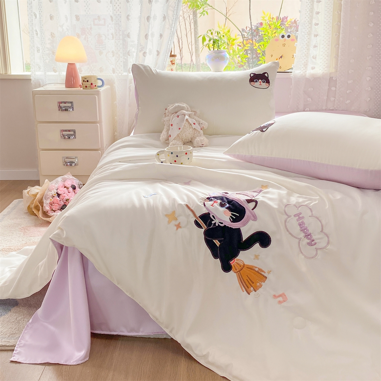 91家纺网 家纺一手货源 找家纺 绒棉世家 2026新款水洗天丝冰天丝专版贴布绣夏被四件套系列 魔法猫