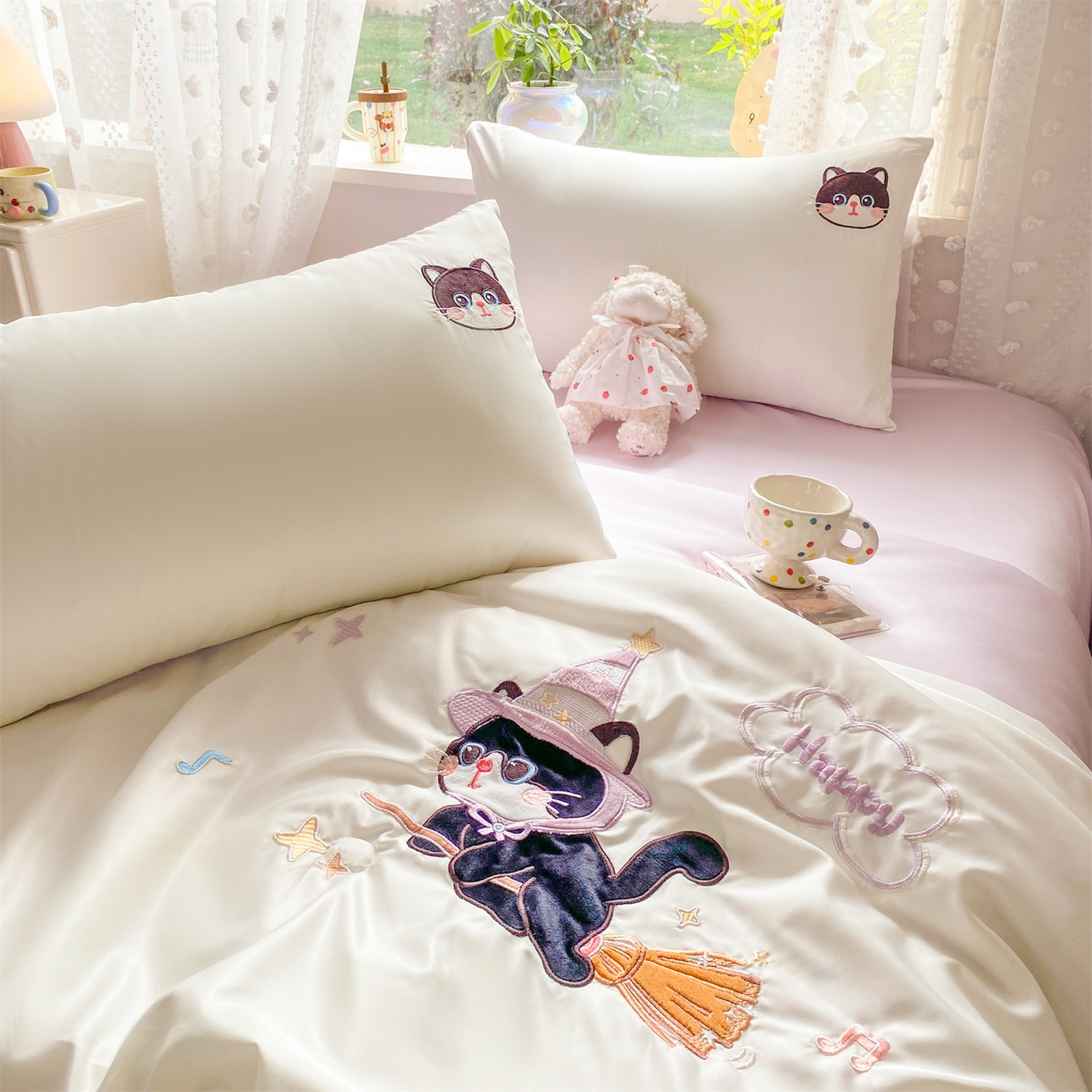 91家纺网 家纺一手货源 找家纺 绒棉世家 2026新款水洗天丝冰天丝专版贴布绣夏被四件套系列 魔法猫