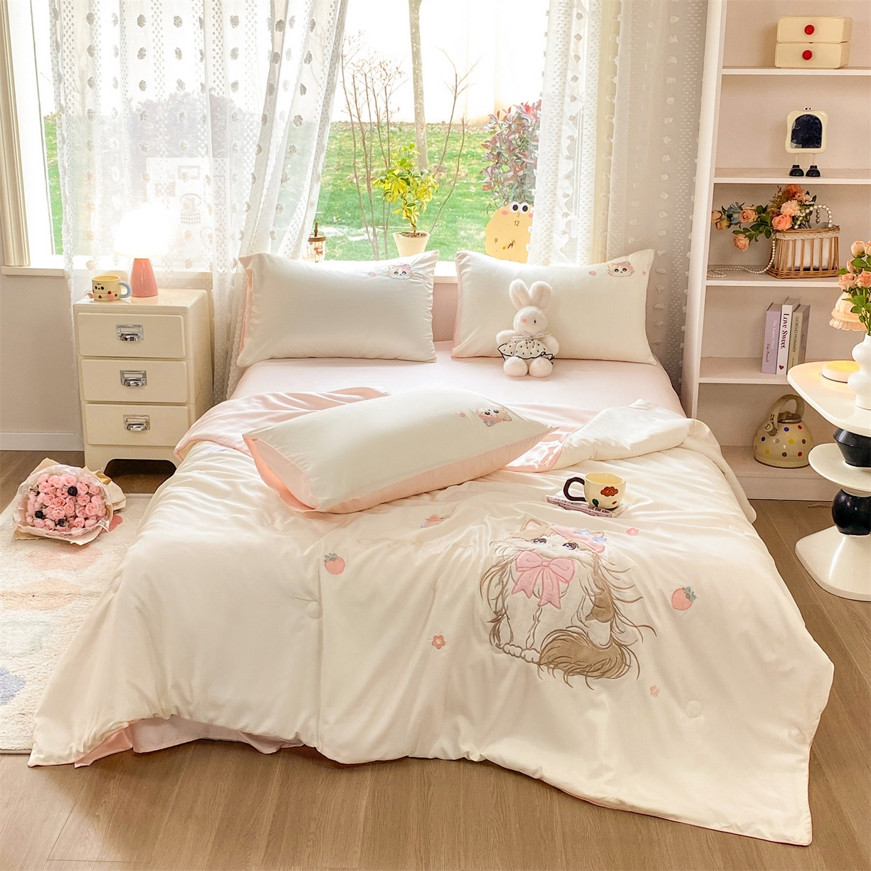 91家纺网 家纺一手货源 找家纺 绒棉世家 2026新款水洗天丝冰天丝专版贴布绣夏被四件套系列 白色布偶猫