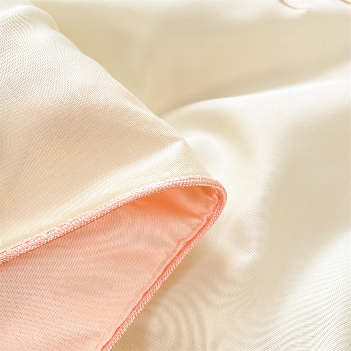 91家纺网 家纺一手货源 找家纺 绒棉世家 2026新款水洗天丝冰天丝专版贴布绣夏被四件套系列 白色布偶猫