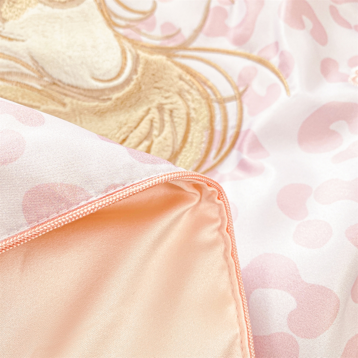 91家纺网 家纺一手货源 找家纺 绒棉世家 2026新款水洗天丝冰天丝专版贴布绣夏被四件套系列 粉色布偶猫