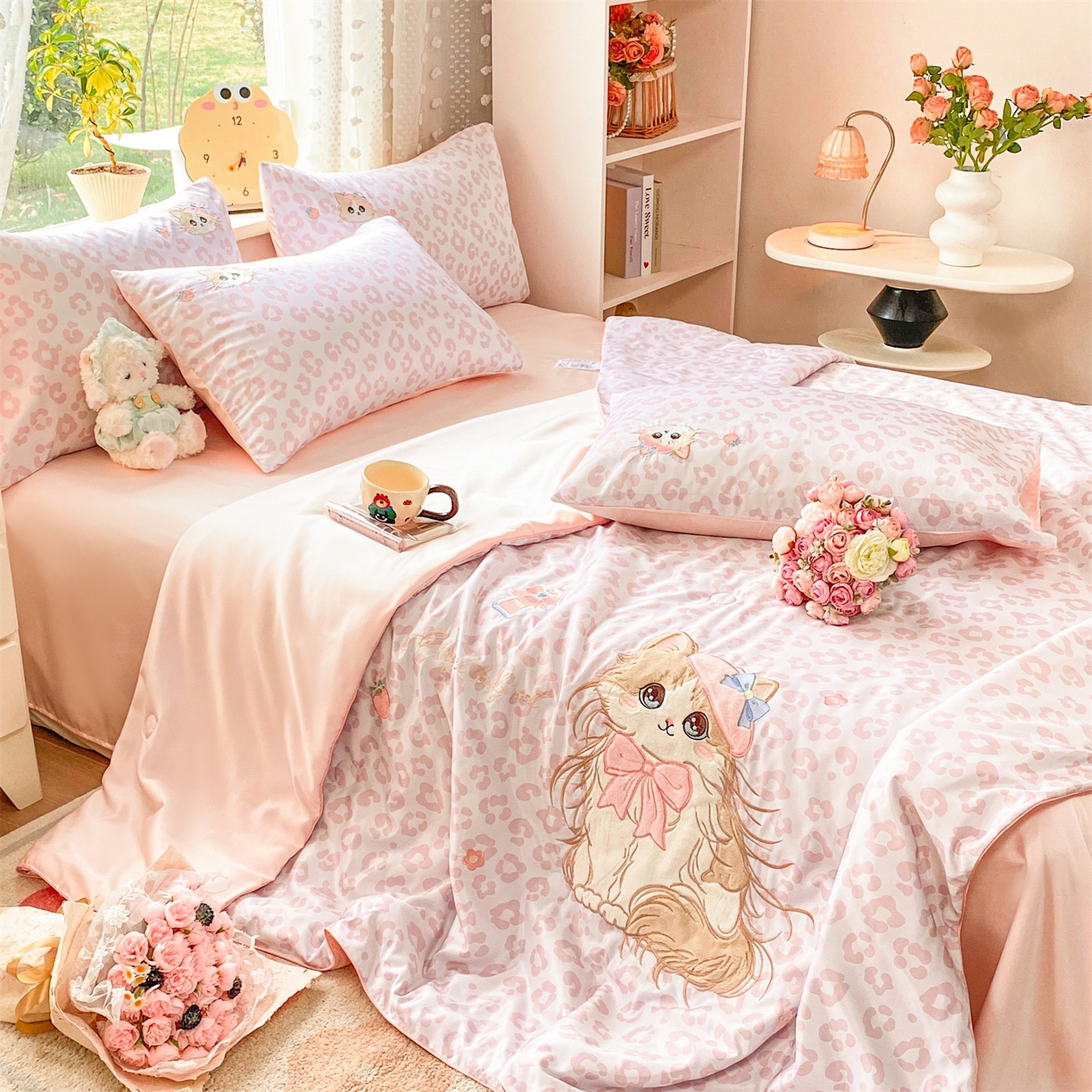 91家纺网 家纺一手货源 找家纺 绒棉世家 2026新款水洗天丝冰天丝专版贴布绣夏被四件套系列 粉色布偶猫