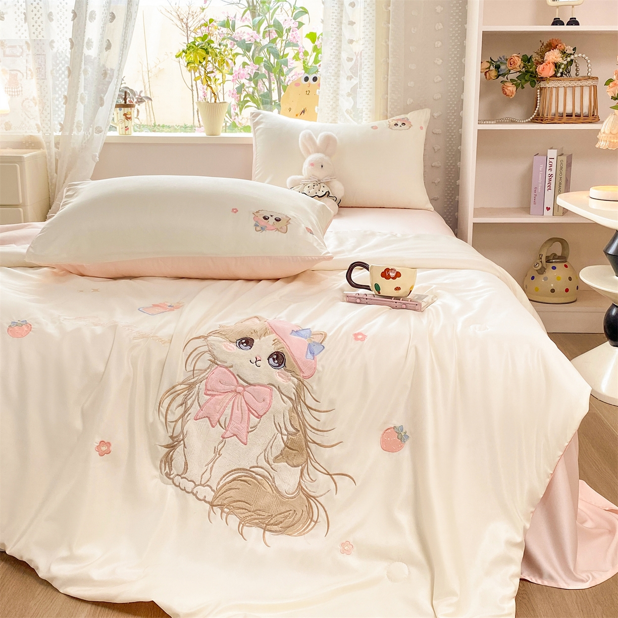 91家纺网 家纺一手货源 找家纺 绒棉世家 2026新款水洗天丝冰天丝专版贴布绣夏被四件套系列 白色布偶猫